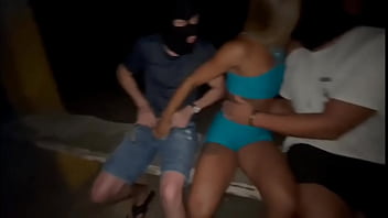 ESPOSA MALHANDO NA RUA DE NOITE FAZENDO SEXO AMADOR NA RUA