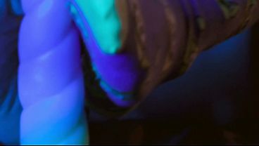 Beijando os p&eacute_s e fudendo gostoso a bucetiha com o consolo