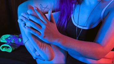 Beijando os p&eacute_s e fudendo gostoso a bucetinha com o consolo