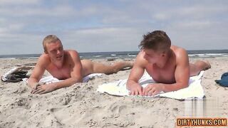 Watch this muscular dude pound and fill a hot internal cumshot