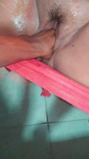 I caught a big fish on the beach and treated its flesh with fisting