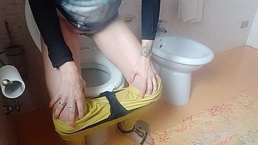 my stepaunt pees, and i don't stop looking at her