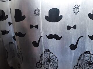 Parte 1: Madrastra espía hijastro en la ducha mientras sus esposo está en el trabajo