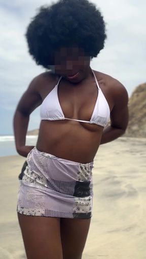 Beach babe gets naked and turns heads