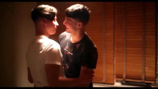 Tânări americani slabi și fierbinți sug puli înainte de a fi futuți anal fără șa