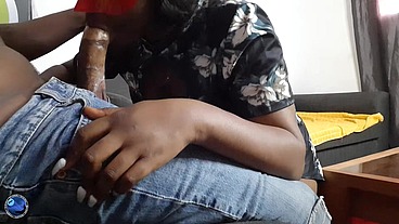 Dans une salle d'attente une Geisha masqu&eacute;e noire caresse sa chatte et je sors ma bite on fini par baiser
