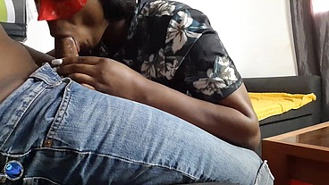 Dans une salle d'attente une Geisha masqu&eacute;e noire caresse sa chatte et je sors ma bite on fini par baiser