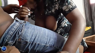 Dans une salle d'attente une Geisha masqu&eacute;e noire caresse sa chatte et je sors ma bite on fini par baiser