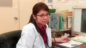 Doctora Asiática Hermosa Disfruta Recopilando Muestra de Semen Masculino