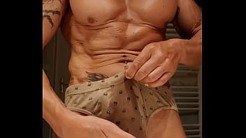 je pisse dans mon slip avant de me branler