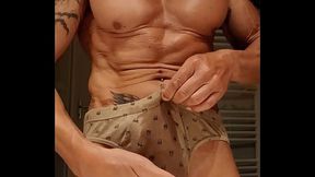 je pisse dans mon slip avant de me branler