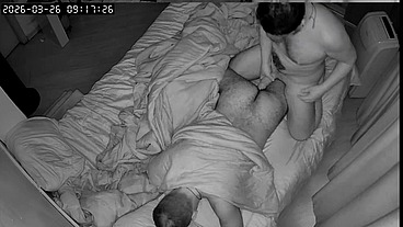 Câmeras cara hétero chupava homens fazendo anal e fode com força a bunda carnuda.