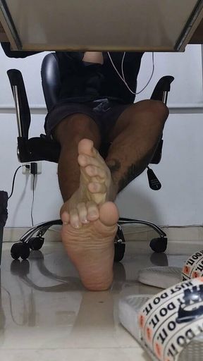 He Shows His Feet While in Virtual Classes for You to Mastur