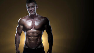 Tony Castelli muda berkulit putih, penis besarnya disetubuhi secara anal.