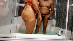 coroa goes to the motel hidden from her husband and takes a new boy to have sex.