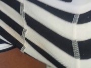 Mi vecino entra y se sienta en el mueble para que le mame su Rica y enormes y gruesa verga.