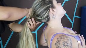 Sexys chicas se divierten en el salon de belleza