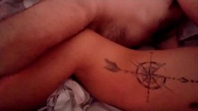 Le doy mi culo a macho peludo a penas se despierta y me coje de lo lindo.