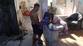 camera externa flagra sexo em familia, padrasto fode cu da sua pequena enteada no quintal de casa.