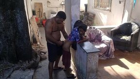 camera externa flagra sexo em familia, padrasto fode cu da sua pequena enteada no quintal de casa.