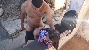 camera externa flagra sexo em familia, padrasto fode cu da sua pequena enteada no quintal de casa.