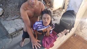 camera externa flagra sexo em familia, padrasto fode cu da sua pequena enteada no quintal de casa.