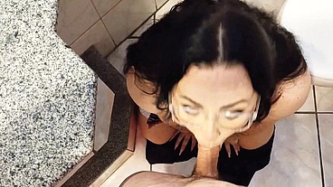 Mamando gostoso o pau do colega