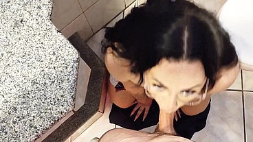 Mamando gostoso o pau do colega