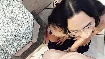 Mamando gostoso o pau do colega