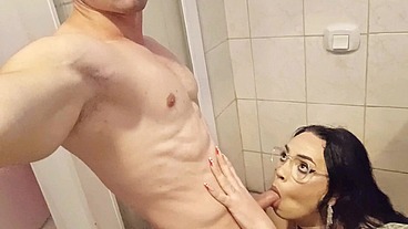 Mamando gostoso o pau do colega