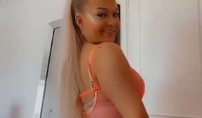 snapchat huge ass strip tease