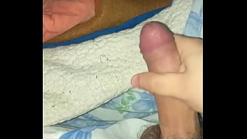 Latino caliente se saca la leche