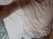 nudo con le mutande abbassate geme di orgasmo intenso