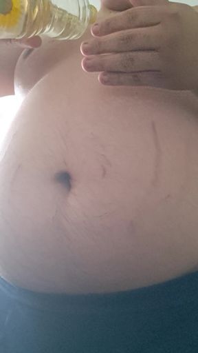 Curvy feedee shows off her belly button in a plus size solo