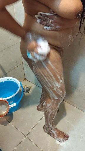 Desi Hot Sexy Indian Bhabhi Taking Nude Bath