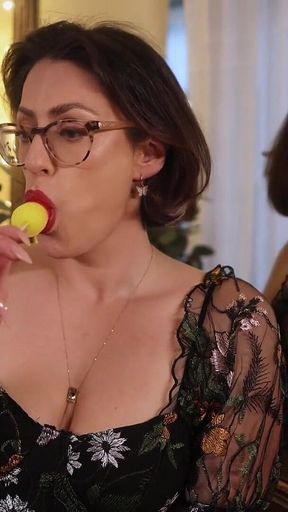 Suck Popsicle Like Cock - Gay Encouragement