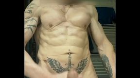 Exhib et branlette &agrave_ poil dans la salle de bains,