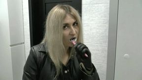 Brush your teeth, make up in your face and then you brush your hair in the leather gloves MP4 HD 720p