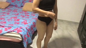 El grande y caliente Andy Z 94 se folla el coño de hermanastra a media noche sin que mi madre se dé cuenta - Amateur Nora Milf montando la nueva polla de un semental se corre a fuera y