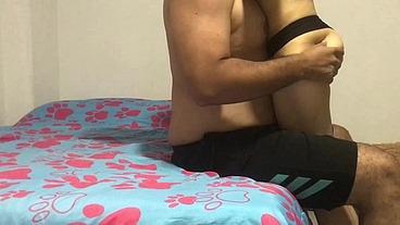 El grande y caliente Andy Z 94 se folla el coño de hermanastra a media noche sin que mi madre se dé cuenta - Amateur Nora Milf montando la nueva polla de un semental se corre a fuera y
