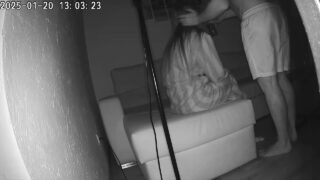 Betrügerische Schlampe lässt es sich tief in den Arsch rammen.