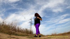 BBW pee trough her leggings in a hot day outdoor