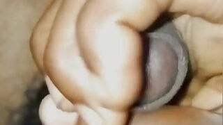 アマチュアのインド人大学生がハードコアアナル3Pの前にシャワーでオナニーを見て