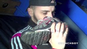Sneaker submission in cruising with feet