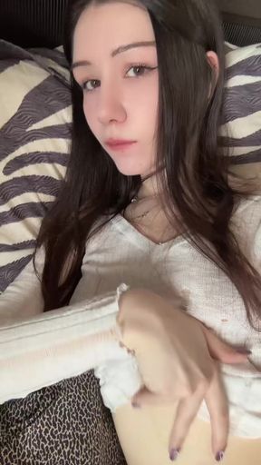 Amateur onlyfan shows off her tits