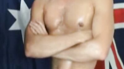 Amateur bloke gets his prick sucked through a glory hole