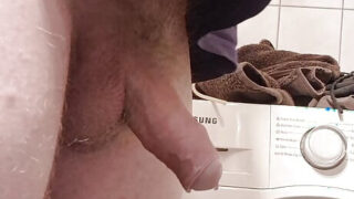 Amateur Europese mannen met grote piemels geven handjobs en neuken in de badkamer.