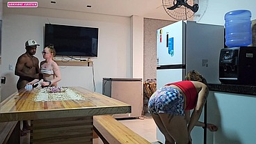 ENTEADA QUER TER RELAÇAO NA COZINHA MAS O SEXO TERMINA NO QUARTO