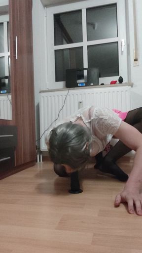 Sissy Emily fickt ihren BBC dildo