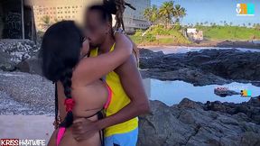 aventura com casal. cuckold da kriss hotwife filmando esposa namorando com negao dotado realizador baiano pelas ruas e praias de salvador . exibicionismo e muito sexo ao ar livre com mulher de